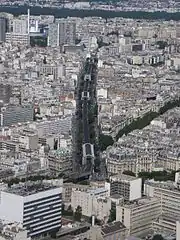 ガリバルディ大通りのメトロ地上駅セーヴル＝ルクールブ駅 (Métro aérien à hauteur de la station Sèvres - Lecourbe, Boulevard Garibaldi)。ガリバルディ大通りからグルネル大通り, ビラケム駅, セーヌ川方面を望む。画像右側の2つの並木道は下からブルトゥイユとシュフランの各大通り。