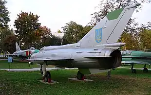 ウクライナ・ヴィーンヌィツャ市の空軍博物館に展示されている M-21M (2005年)。
