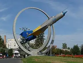 ウクライナ・ヴィーンヌィツャ市にあるM-21Mを用いた記念碑。ウクライナ空軍創立記念として1998年に建てられた。