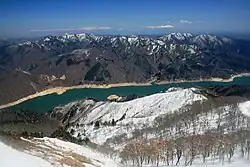 東側に望む山麓の御母衣湖と飛騨高地越しの飛騨山脈