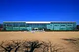 芝生広場と施設全景