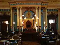 ミシガン州議会の本会議場（左: 上院, 右: 下院）