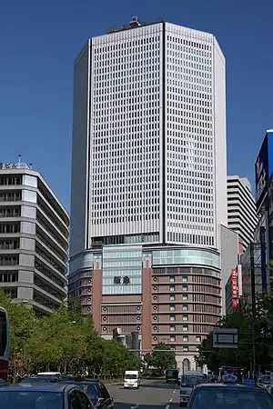 阪神前・阪急前のロータリー北に位置する大阪梅田ツインタワーズ・ノース