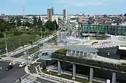 鳴海ICは国道302号を介して東海通・県道56号（奥から手前にのびる道路）に接続（左右にのびる奥の高架道路が名二環）