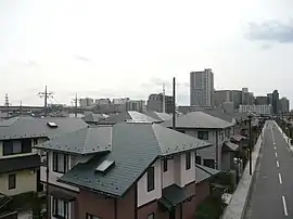 住宅が駅周辺を囲う