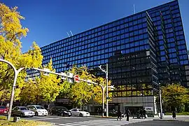 本町3交差点北東角に建つ御堂筋本町ビル