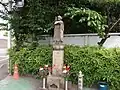 身代わり地蔵。空襲の慰霊碑として作られ、交通安全や操業安全の願いも込められている。