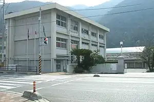 三原東高等学校の校舎と正門正面
