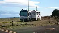 日本赤十字社で献血バスとして使われていた拡幅型採血車（東京特殊車体株式会社製造）を転用した管制棟設備（2022年初夏撤去）