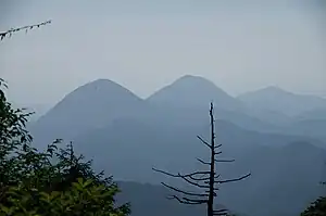 赤久縄山より望む御荷鉾山系。