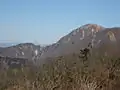 花立付近から見たミカゲ沢ノ頭(左)と蛭ヶ岳(右)。この区間は急坂が続く。