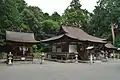 境内本殿（中央）の左手に若宮神社、右手に三宮神社と天神宮神社。