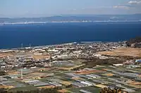 北東の泉港、三河湾の対岸の蒲郡方面、中央奥に恵那山