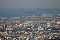 三河湾に浮かぶ小島(左)と三河大島(右)、その奥に西浦半島