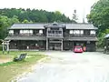 広業小学校の校舎として使われていた建物。元は佐用町役場三日月支所の場所にあったが、現在は三日月藩乃井野陣屋館の隣に移築されて、柔道場「廣業館」として活用されている。