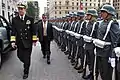 チリ軍儀仗兵を閲兵するアメリカ統合参謀本部議長。(2009年)