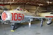 MiG-15bis。MiG-15と異なり、エアインテーク内の分離壁に照明装置がつけられている