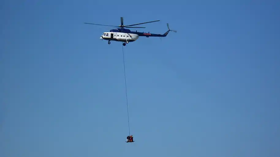 2015年に機体記号改定と新塗装化が行われたミルMi-171。業務に従事する警察等4機関の紋章が側面扉上に標記されている
