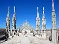 屋根の上は登れる
