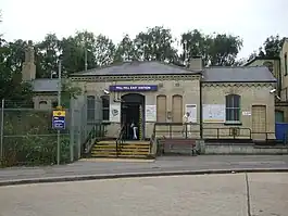 1867年にGNRの駅として開業したミル・ヒル・イースト