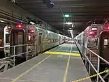 ミレニアム駅の地下ホームに並ぶ1階建て電車