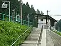屋根設置前の駅出入口（2003年7月）