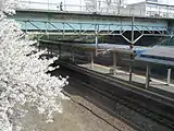量徳橋と駅ホーム（2010年5月）