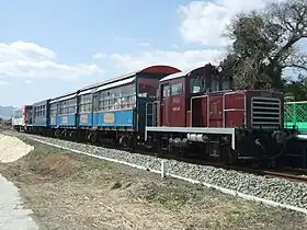 トロッコ列車「ゆうすげ号」。普通列車と併結されており後部にMT-2000形が連結されている。