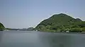 麓の南川ダムや七ツ森湖に迫る様子。右肩に頂上だけ見えているのは遂倉山。