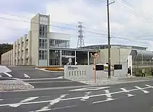 正門前