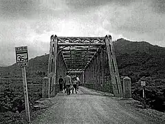 1955年頃の下路式トラス橋時代の親鼻橋。左岸側橋詰より望む。