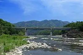 左岸上流側より全景を望む。