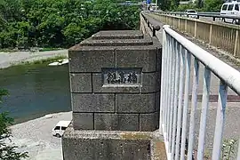 現在の親鼻橋の右岸側親柱。