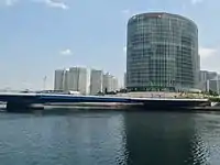 当ビルとみなとみらい大橋（2014年5月）