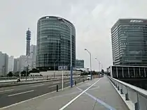 橋上道路「栄本町線」、みなとみらい地区（西区）方面を見る（2014年5月撮影）