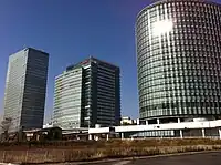 当ビルの西側には横浜三井ビルディング、日産本社ビルが並ぶ(2011年12月)