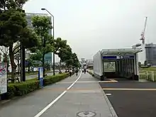 本線歩道にある新高島駅の出入口（※2014年5月撮影）
