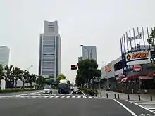 本線沿いの西側には2014年時点でアルカエフなど暫定商業施設・店舗が多く存在していた（※2014年5月撮影）