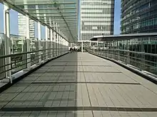 デッキ上の歩行者通路（富士フイルムビジネスイノベーション横浜みなとみらい事業所方面より撮影）
