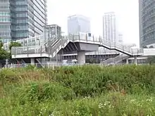 54街区付近で途切れる新高島駅方面のデッキ、後の再整備（延伸）も考慮した造りとなっている（※2014年6月撮影）