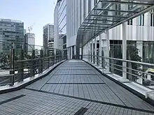 2019年には京急グループ本社方面に向けて三分岐目のデッキが整備された