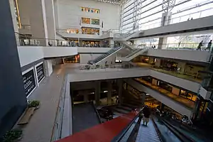 クイーンズスクエア横浜の吹き抜けから見たみなとみらい駅ホーム(最下部)(2010年4月)