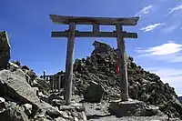 峰本社　鳥居画像左側方向へ行くと富士ノ折立、大汝山へ向かう縦走ルートの入り口がある。
