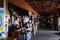 峰本社　授与所内部夏の登拝期であれば神職や巫女がおり、守札の授与などを行っている。
