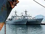 カステッランマーレ・ディ・スタービアに同型艦キメラとともに停泊するミネルヴァ