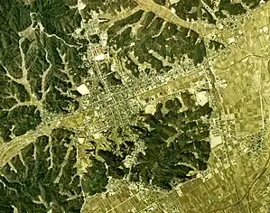 旧峰山町中心部周辺の空中写真。1975年撮影の2枚を合成作成。国土交通省 国土地理院 地図・空中写真閲覧サービスの空中写真を基に作成。