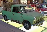 ピックアップ干草を満載したオースチン・ミニ ピックアップ商用車のグリルはプレス抜きの一枚もので塗装仕上げと簡素
