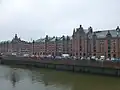 運河の対岸から見た建物