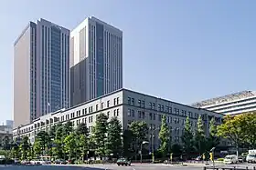 官民同居の中央合同庁舎第7号館西館(奥2棟の右。手前は財務省・国税庁。)