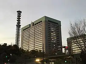統合幕僚監部が設置される防衛省庁舎A棟(左)